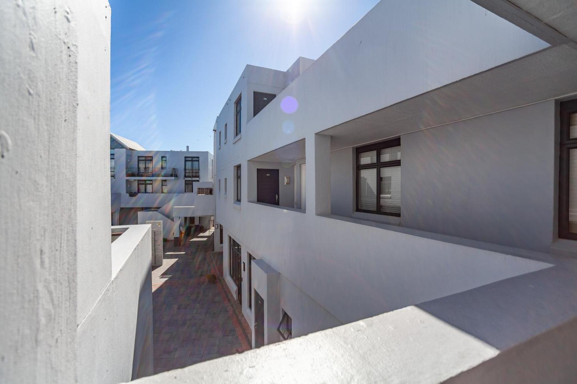 Modern Beachfront 2 Bed, 2 Bath- 143 Eden, Big Bay