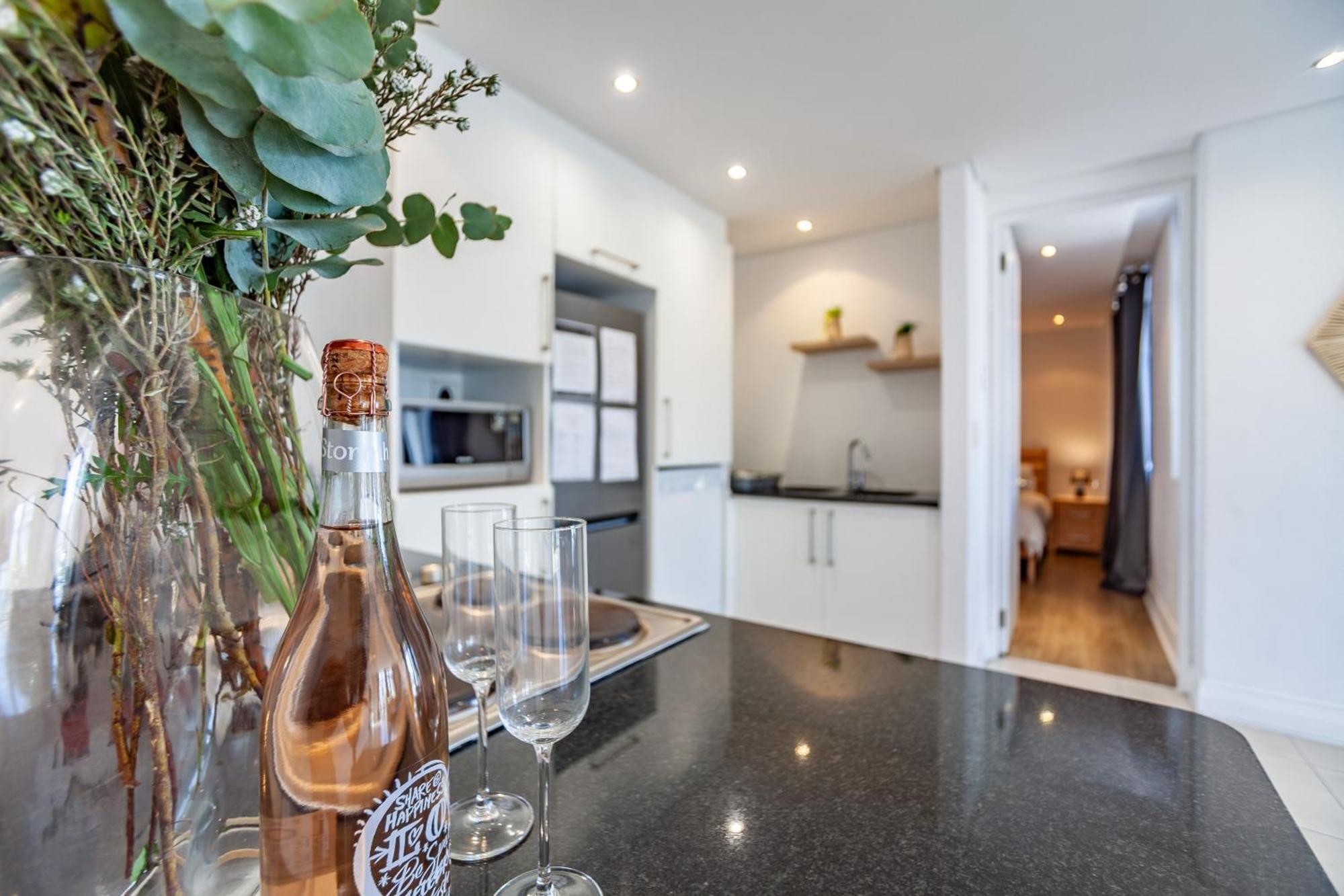 Apartment Modern Beachfront 2 Bed, 2 Bath- 143 Eden, Big Bay *